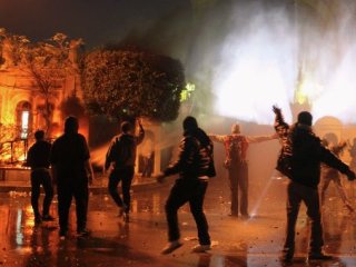Người biểu tình đập phá dinh Tổng thống Ai Cập ở thủ đô Cairo ngày 1.2